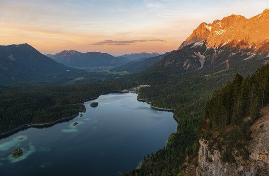 View over the Eibsee lake at sunset, Zugspitze massif, alpenglow, in the back Bischof and Krottenkopf, Wetterstein mountains, near Grainau, Upper Bavaria, Bavaria, Germany