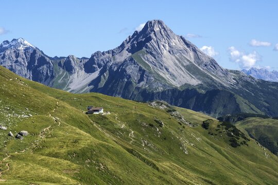 View of Widdersteinh&uuml;tte, behind left Johes Licht, behind right Biberkopf, Allg&auml;u Alps, near Hochkrumbach, Vorarlberg, Austria