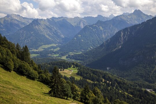 View from the hiking trail to the S&ouml;ller-Alpe into the Stillachtal and the Allg&auml;u Alps, behind, left Nebelhorn, behind right H&ouml;fats, Oberstdorf, Oberallg&auml;u, Allg&auml;u, Bavaria, Germany