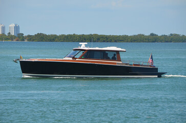 Obraz premium Motorboat cruising on the Florida Intracoastal Waterway