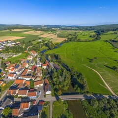 Naklejka premium Die Gemeinde Altendorf im Naturpark Oberpfälzer Wald in Ostbayern aus der Vogelperspektive
