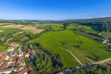 Naklejka premium Ausblick auf das Tal der Schwarzach rund um die Gmeinde Altendorf an einem wolkenlosen Sommerabend