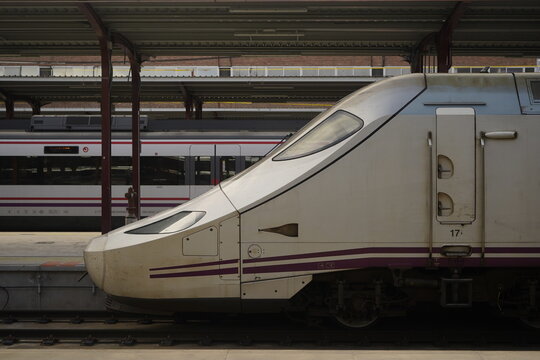 Cabeza de tren de alta velocidad en la estaci&oacute;n de Chamart&iacute;n de la ciudad de Madrid en referencia al transporte p&uacute;blico y ferrocarril, viajar. Madrid, Espa&ntilde;a.  14 de Marzo 2026