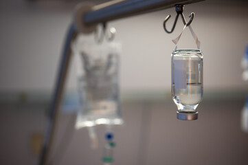 Flüssigkeit im Tropf. Krankenhaus Medikamente.