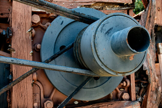 Parte de una maquina antigua, cosechadora de madera y hierro