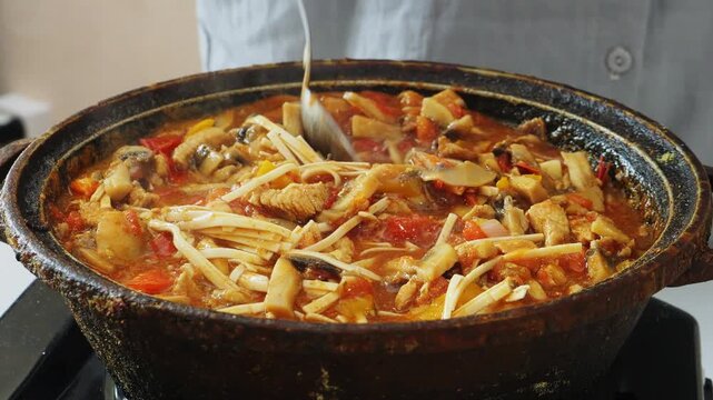 Vegetables with chicken and udon are stewed in a frying pan in Pad Thai sauce and spices. Medium plan.