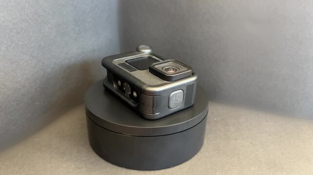 C&aacute;mara de acci&oacute;n con carcasa multimedia girando en estudio