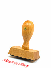 Holzstempel mit dem Text Steuerprüfung