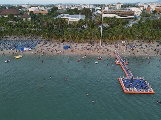 휴양객들로 붐비는 태국 방센 비치의 활기찬 해변 휴양지 풍경  © rokacaptain