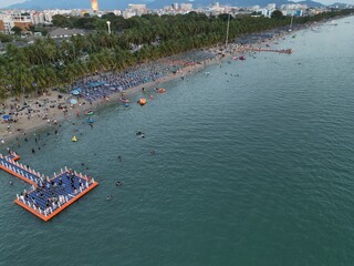 휴양객들로 붐비는 태국 방센 비치의 활기찬 해변 휴양지 풍경  © rokacaptain