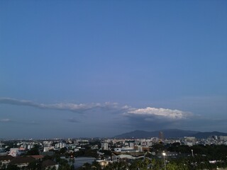 태국 방센 해변의 화려한 야경 조명과 해안선을 따라 펼쳐진 고요한 밤바다 풍경  © rokacaptain