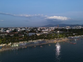 태국 방센 해변의 화려한 야경 조명과 해안선을 따라 펼쳐진 고요한 밤바다 풍경  © rokacaptain