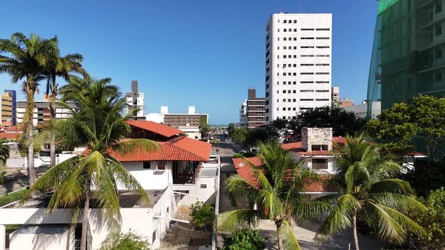 PREDIOS E CIDADE COM PRAIA E UM MAR AZUL, C&Eacute;U LINDO, CASAS PAISAGEM EM GERAL (Buildings and city with beach and a blue sea, beautiful sky, houses, landscape in general.)