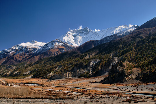 Vista sulle montagne nella valle di Manang, Nepal. Vista sul massiccio del Manaslu.