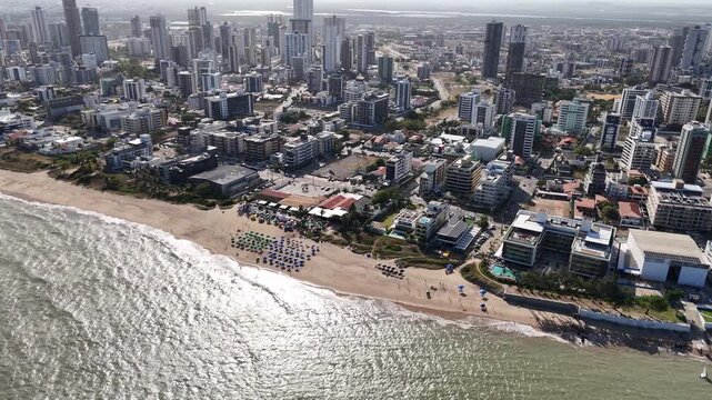 PREDIOS E CIDADE COM PRAIA E UM MAR AZUL, C&Eacute;U LINDO, CASAS PAISAGEM EM GERAL (Buildings and city with beach and a blue sea, beautiful sky, houses, landscape in general.)