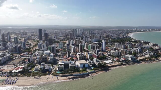 PREDIOS E CIDADE COM PRAIA E UM MAR AZUL, C&Eacute;U LINDO, CASAS PAISAGEM EM GERAL (Buildings and city with beach and a blue sea, beautiful sky, houses, landscape in general.)