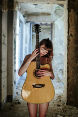 Obraz premium Smiling Female Musician with Acoustic Guitar