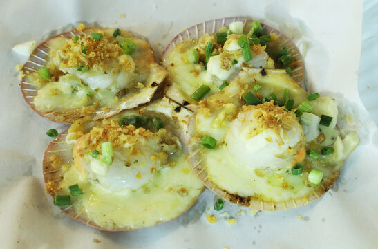 Baked Scallops with Cheese and Garlic
