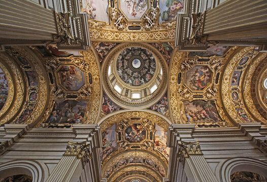 Basilica della Vergine della Ghiara a Reggio Emilia; tiburio e volte affrescate e decorate