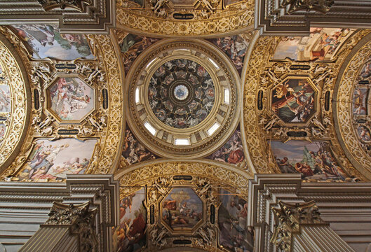 Basilica della Vergine della Ghiara a Reggio Emilia; tiburio e volte affrescate e decorate