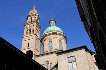 Fototapeta premium Reggio Emilia; tiburio e campanile della cattedrale di Santa Maria Assunta