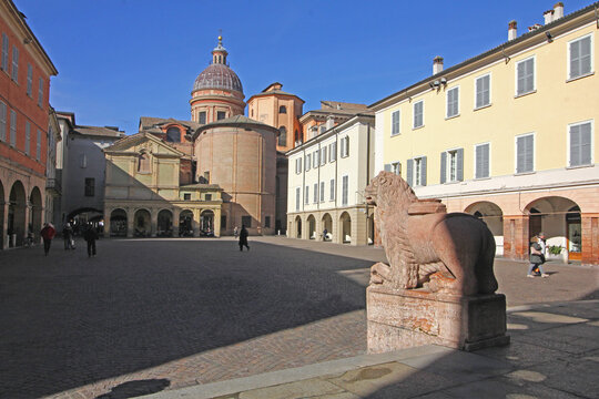 Reggio Emilia; Piazza San Prospero con l'abside e la cupola della Cattedrale