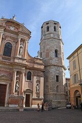 Fototapeta premium Reggio Emilia; facciata e campanile attagonale della chiesa di San Prospero