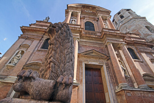 leone stiloforo davanti alla chiesa di San Prospero a Reggio Emilia