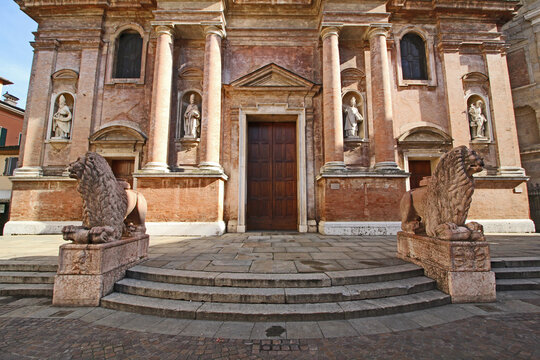 leoni stilofori davanti alla chiesa di San Prospero a Reggio Emilia