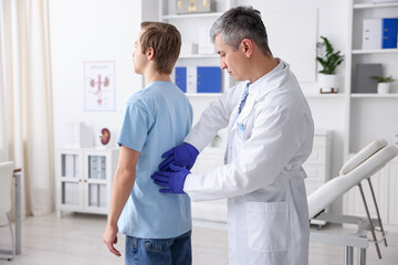 Obraz premium Urologist in medical gloves examining patient in clinic