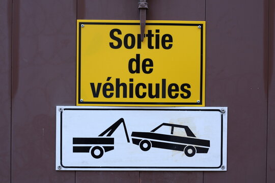 Panneau sortie de v&eacute;hicules avec avertissement de remorquage