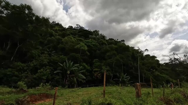 Time lapse dirigindo em estrada de terra, na cidade de Araponga, regi&atilde;o da Serra do Papagaio, Estado de Minas Gerais, Brasil