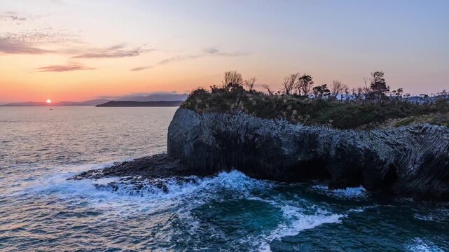 初春の七ツ釜と朝日　タイムラプス　佐賀県唐津市　Nanatsugama and the rising sun in early spring. time lapse. Saga Pref, Karatsu City.