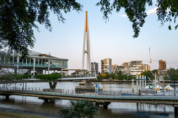 Obraz premium The modern Kangaroo Point Green Bridge spans the Brisbane River, connecting the CBD to Kangaroo Point with its distinct single-mast cable design.