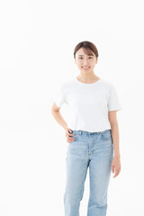Obraz premium 白バックのTシャツの若い女性