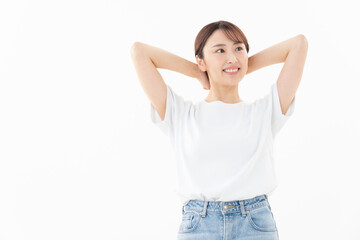 Fototapeta premium 白バックのTシャツの若い女性