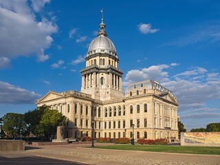 Naklejka premium Majestic Illinois State Capitol with golden dome under blue skies and scattered clouds (back side)