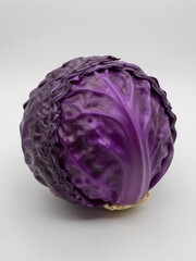 Obraz premium Fresh Purple Cabbage Head Close-up Shot on White Background for Healthy Eating and Cooking Concepts