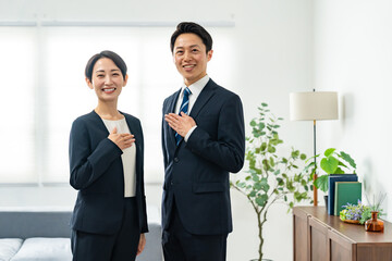Fototapeta premium 胸に手を当てるビジネスマン