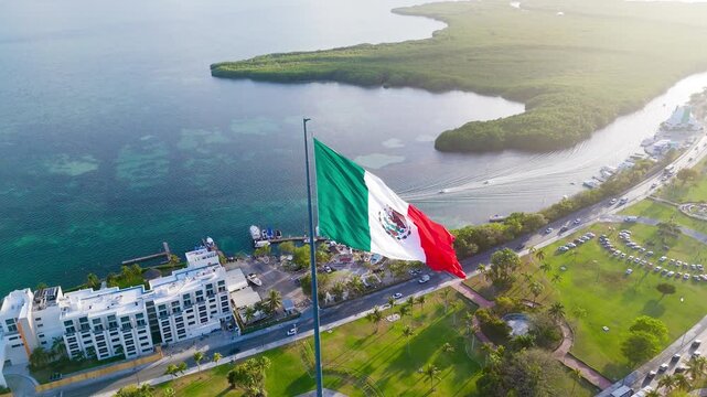 Bandera de M&eacute;xico, En zona hotelera de Canc&uacute;n, Boulevard Kukulk&aacute;n, mar caribe, playa
