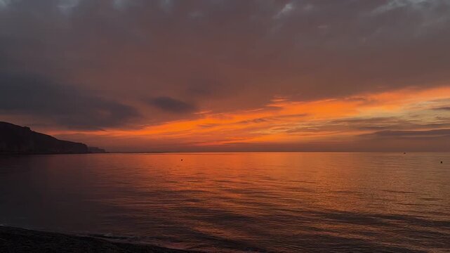 vistas relajantes del horizonte con la hora dorada . amanecer y atardecer por el mar y la playa 