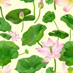 Nahtloses Muster mit rosa Lotusblüten, Knospen und großen grünen Blättern auf hellem Hintergrund. © Feryu