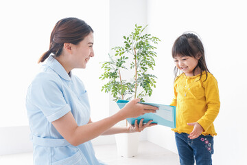 Fototapeta premium 病院で診察を受ける子ども