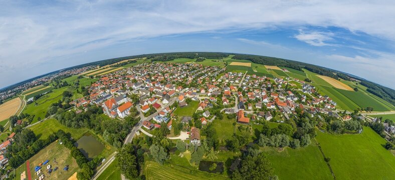 Niederraunau, Ortsteil der Stadt Krumbach im schw&auml;bischen Kreis G&uuml;nzburg aus der Vogelperspektive