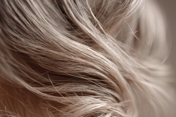 Naklejka premium Close-up of wavy blonde hair strands with soft lighting and natural texture details