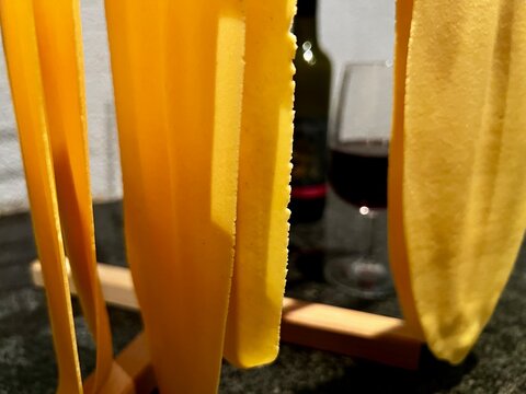 Nudeln mit Wein und Weinflasche