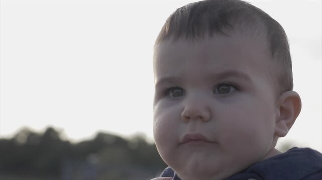 gros plan sur le visage de b&eacute;b&eacute; joufflu 