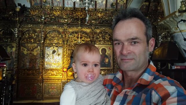 B&eacute;b&eacute; dans les bras de son papa