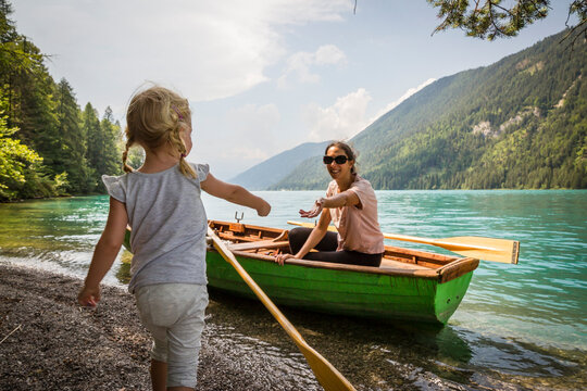Austria, Carinthia, Weissensee, mother in rowing boat with daughter at the lakeside