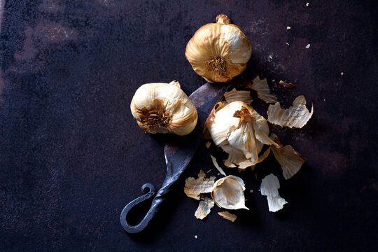 Smoked garlic on rusty ground